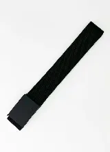 Cinto negro de lona trenzada con hebilla metálica rectangular y puntera grabada con la marca Rusty.