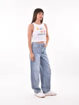 Musculosa gris con estampado de una escena de playa con una palmera y el texto "Sunshine Surf".