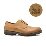 Zapato de vestir acordonado color marrón claro, con suela de goma marrón oscuro.