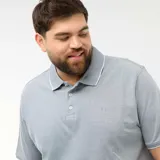 Remera tipo polo de manga corta en color azul, con cuello y puños acanalados que presentan un detalle de línea blanca. Cuenta con cierre frontal de dos botones y logo bordado en el pecho.