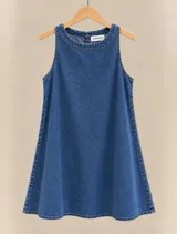 Vestido corto de denim azul oscuro con diseño sin mangas, cuello redondo y silueta amplia de corte evasé.