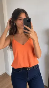 Blusa de tirantes finos color naranja con escote en V y corte recto.