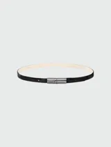Cinturón fino de cuero negro con hebilla metálica rectangular característica de la línea Roseau de Longchamp.