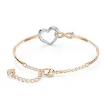 Brazalete rígido dorado con dije de corazón y símbolo de infinito con cristales blancos.