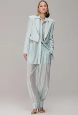 Blazer cropped de sastrería para mujer, color celeste, con diseño de líneas definidas y silueta corta.