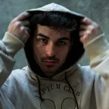 Canguro beige oversize de felpa liviana, con capucha y cordón ajustador color chocolate. Estampado frontal con raquetas de tenis cruzadas y texto "Septum Clvb Tenis House Montevideo Uruguay Limited Edition".