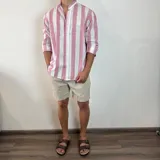 Camisa celeste y blanca a rayas verticales, de lino, con cuello mao y mangas largas con puños.