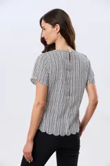 Blusa manga corta de cuello redondo con estampado floral en blanco y negro.
