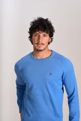 Sweater de punto de algodón en color azul, con cuello redondo, mangas largas con puños acanalados y logo de la marca bordado en el pecho.