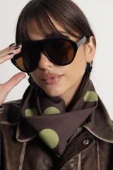 Lentes de sol con armazón de policarbonato negro y diseño estilo aviador con puente superior recto. Cuentan con protección UV400 e incluyen estuche.