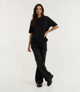 Remera de algodón color marrón óxido, de corte oversized, cuello redondo y manga corta.