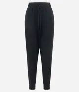 Pantalón deportivo tipo jogger de la marca Get Over, confeccionado en una mezcla de poliéster, modal y elastano. Presenta cintura elástica con cordón de ajuste, bolsillos delanteros amplios y puños elásticos en los tobillos.