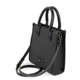 Cartera chica negra de cuero sintético con asas trenzadas fijas y correa regulable extraíble. Tiene cierre superior, un bolsillo interno con cierre, un bolsillo interno abierto y un bolsillo externo con cierre.