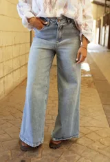 Jean de corte wide leg en color azul claro, con tiro medio y diseño de cinco bolsillos.