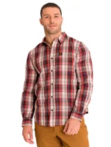 Camisa de manga larga con estampado a cuadros en tonos rojos, negros y beige. Presenta cuello clásico, cierre frontal con botones y un bolsillo en el pecho con etiqueta de la marca Caterpillar.