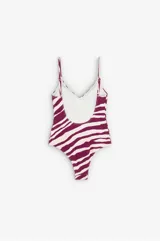 Malla enteriza con estampado animal print de cebra en color violeta y blanco. Presenta escote en V, espalda abierta, tirantes regulables y copas extraíbles.
