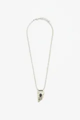 Collar plateado con cadena tipo snake y dije triangular con textura y piedra negra incrustada.