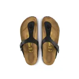 Sandalias Birkenstock Gizeh negras con tira entre los dedos y hebilla ajustable.