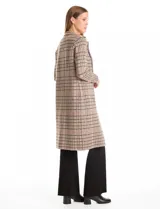 Chaqueta larga de tejido suave con patrón de cuadros, diseño de corte recto y largo midi. Presenta cuello con solapa, frente abierto sin botones y dos bolsillos de parche delanteros.