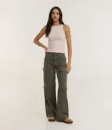 Musculosa básica color rosado claro, confeccionada en malla rib de algodón con cuello redondo y textura acanalada.