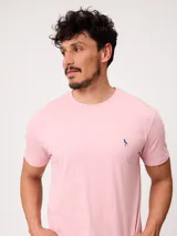 Remera de manga corta color azul, con cuello redondo y diseño clásico, confeccionada con un pequeño logo bordado en el pecho.