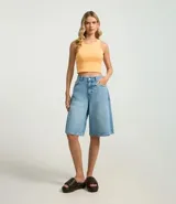 Top cropped sin mangas, color marrón oscuro, de corte ajustado al cuerpo y cuello redondo. Presenta textura acanalada.