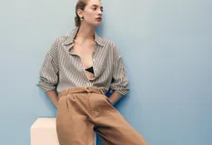 Short estilo jort de tiro medio, confeccionado en tejido de algodón. Presenta diseño recto con pinzas frontales, cierre de botón y cremallera, bolsillos laterales y bolsillos de ribete en la parte posterior. Incluye un cinturón ajustable a tono.