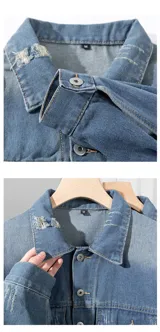 Campera de jean de color azul claro con efecto gastado y roturas. Presenta cuello, cierre frontal de botones, dos bolsillos con solapa en el pecho y bolsillos laterales a la altura de la cintura.