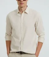 Camisa de manga larga Marfinno con cuello camisero y cierre frontal de botones. Confeccionada en tejido plano de lino y algodón.