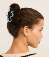 Pinza para el pelo con diseño orgánico cutout y patrón marmolado en tonos celeste y blanco.