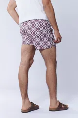 Short de baño con estampado geométrico de damero y soles en tonos marrón y blanco, con cintura elástica.