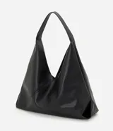 Cartera hobo de Satinato de tamaño mediano color negro, confeccionada en poliuretano con recortes estructurados y diseño flexible con asa de hombro fija.