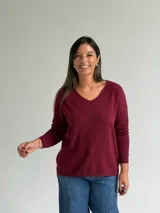 Sweater de punto en color bordó, con escote en V, mangas largas y diseño de corte recto con dobladillo ligeramente más largo en la parte posterior.