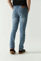 Jean clásico de hombre, corte regular, con logo bordado, grifa de cuero y pasacinto.