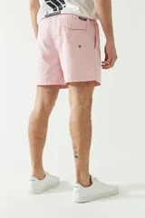 Short de baño liso color coral con cintura elástica, cordón ajustable, dos bolsillos laterales y uno trasero.