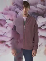 Campera bomber con cierre completo, color azul marino.