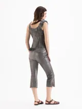 Capri ajustado de cuero ovino gris con acabado encerado, de tiro alto y diseño capri acampanado en las pantorrillas.