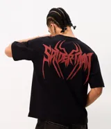 Remera boxy de algodón negro con cuello redondo, mangas cortas y estampa en la espalda con la inscripción "Spider-Man" en tono rojo con efecto desgastado.