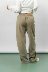 Pantalón de corte relajado y pierna recta, confeccionado en tejido tipo corderoy liviano. Presenta cintura elastizada con cordón ajustable y diseño de silueta amplia.