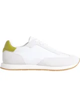 Zapatillas Calvin Klein de perfil bajo, confeccionadas en una combinación de ante, piel y lona. Presentan un diseño en color blanco con detalle en el talón en tono verde oliva y suela de caucho color caramelo.