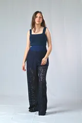 Pantalón de encaje azul marino con cintura alta elastizada.