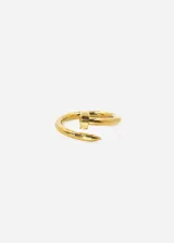 Anillo dorado con forma de clavo, fabricado en acero quirúrgico hipoalergénico.