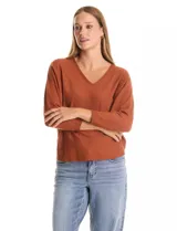 Buzo de tejido fino con escote en V, mangas tres cuartos estilo dolman y corte holgado.