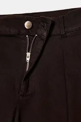 Pantalón de tiro alto con pinzas delanteras, corte balloon con pierna holgada que se estrecha hacia el tobillo. Cuenta con bolsillos frontales, bolsillos de plastrón en la parte trasera y cierre frontal con cremallera y botón.