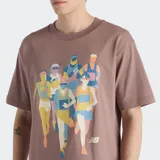 Remera de algodón color marrón topo con cuello redondo y manga corta. Presenta un estampado gráfico de corredores en tonos pastel (amarillo, celeste, rosa, azul).