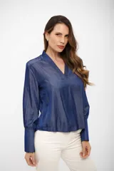 Blusa de tela tipo denim en color azul noche, con escote en V y mangas largas con puños anchos abotonados.