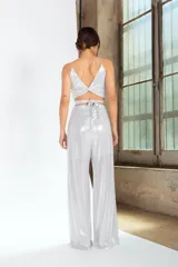 Top plateado de lamé elastizado con breteles finos y escote en V cruzado.