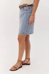 Minifalda de jean celeste con corte recto y pespuntes a contratono.
