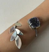 Brazalete rígido de alpaca color plateado, con diseño de hojas y amatista cuadrada.