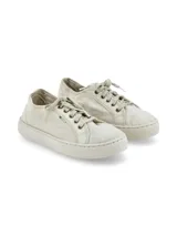 Championes de algodón orgánico color beige, de estilo casual con cordones y suela de goma.